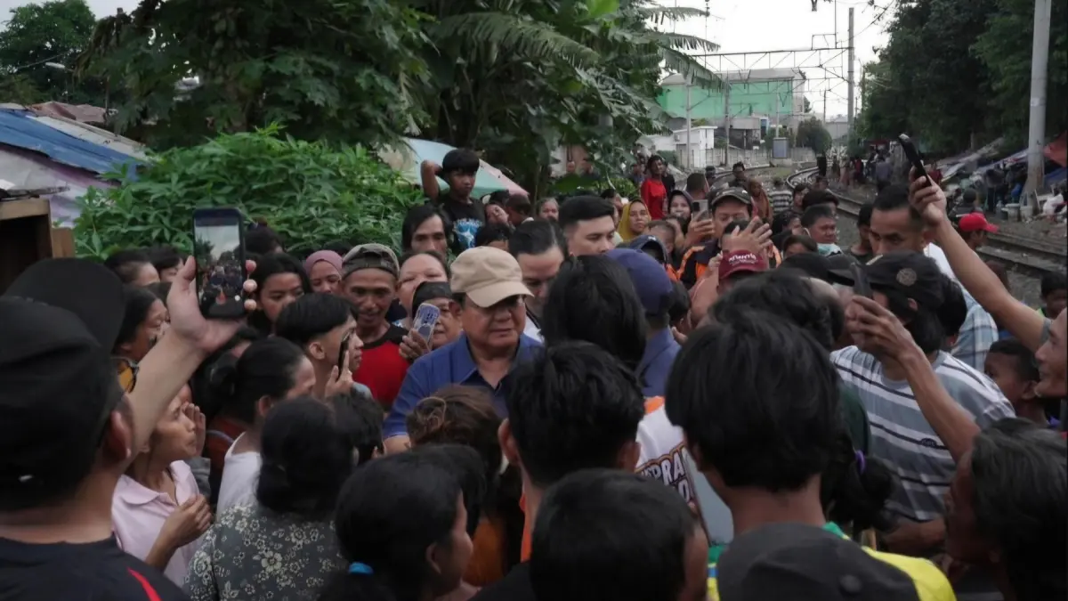 Usai Blusukan, Prabowo Minta Dibangun Rumah-MCK buat Warga Pinggir Rel Senen
