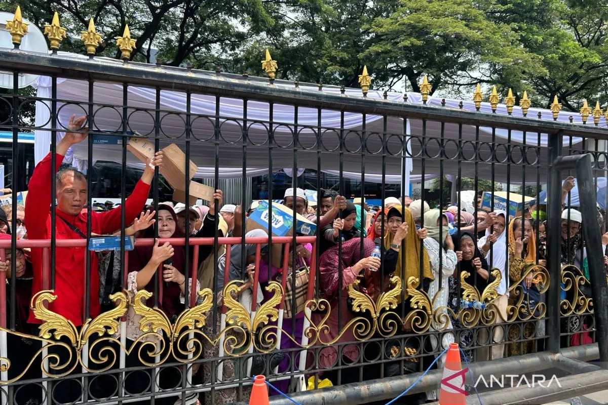 Warga Mulai Antre Untuk Masuk ke Acara Open House Istana